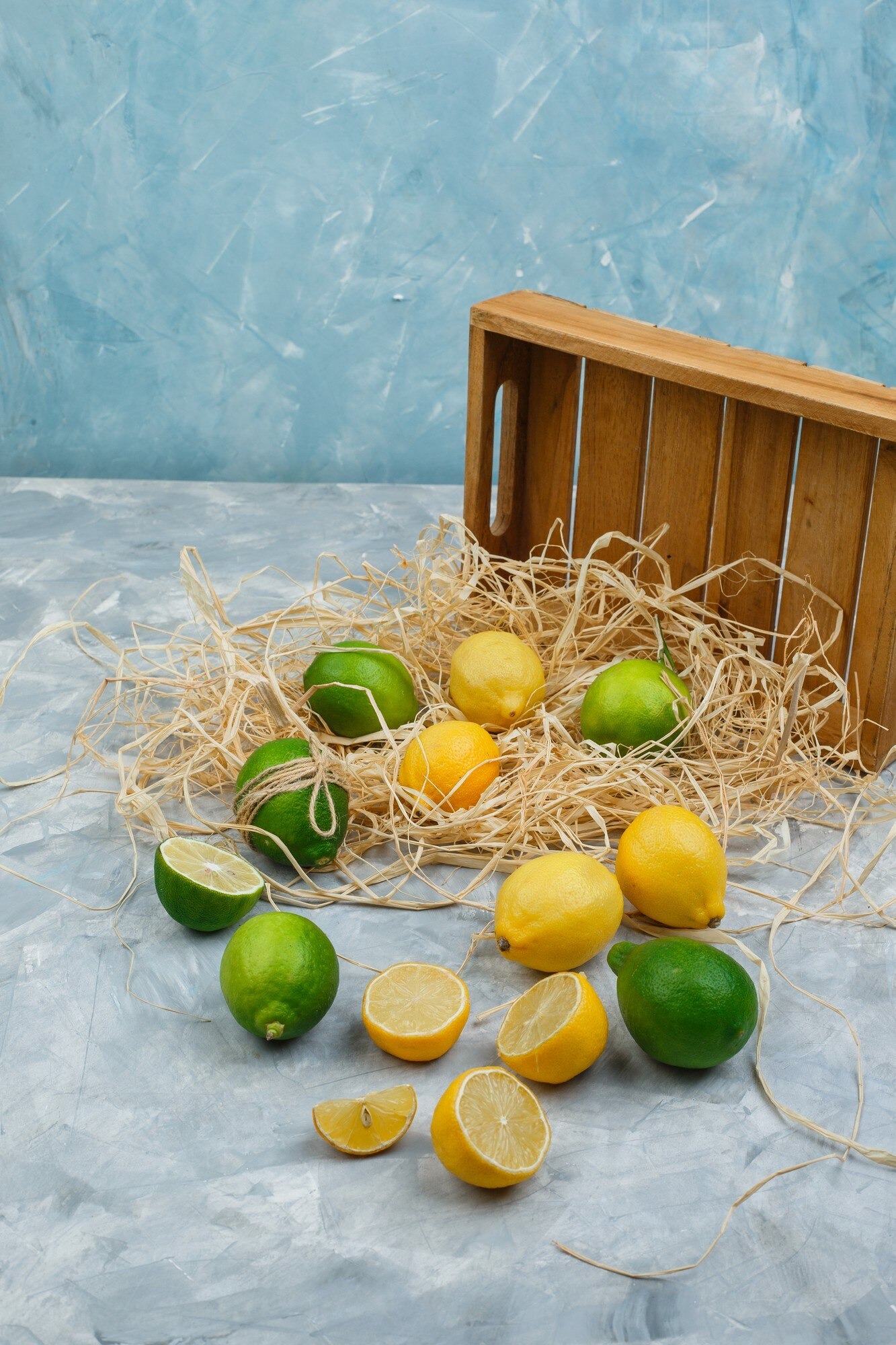 imgi 10 limones limas cajon madera sobre superficie marmol gris azul 176474 28159